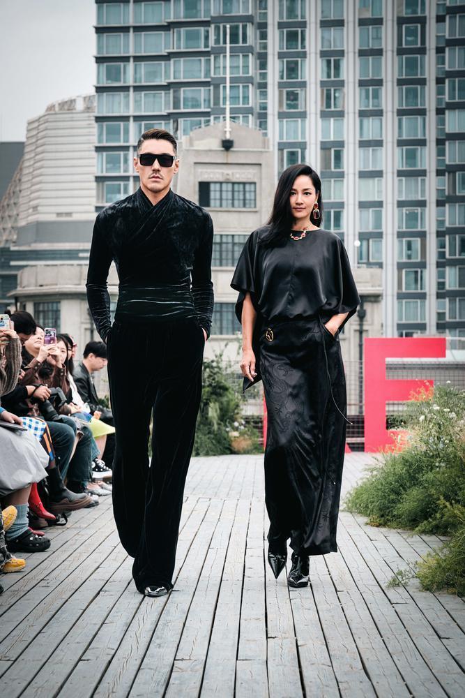 胡兵亮相大家时装周,鼓励新生模特"保持自我风格"