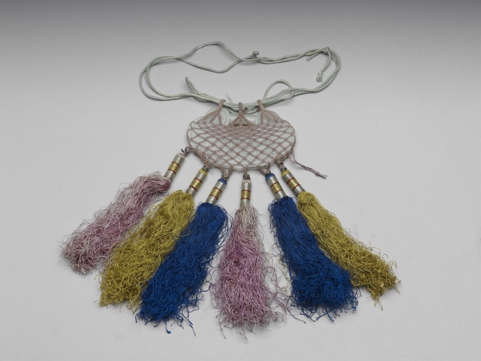 如此玉佩,外观即锁形,一面牡丹,一面"