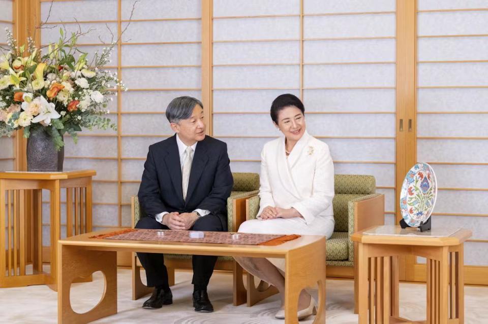 日本雅子皇后61岁生日，花甲之年头发乌黑浓密，天皇夫妇久违公开同框_腾讯新闻