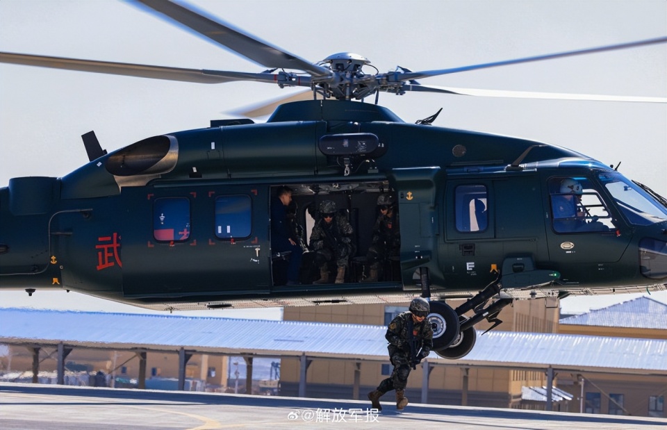 武警特战队员直升机融合训练 酷