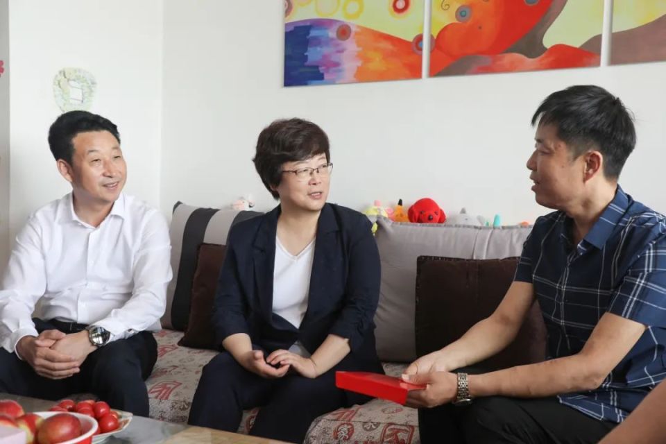 王旭"七一"看望慰问老党员和困难党员