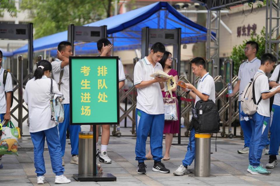 在广州市第一一三中学(东方校区)门口,人群被划分出了鲜明的颜色