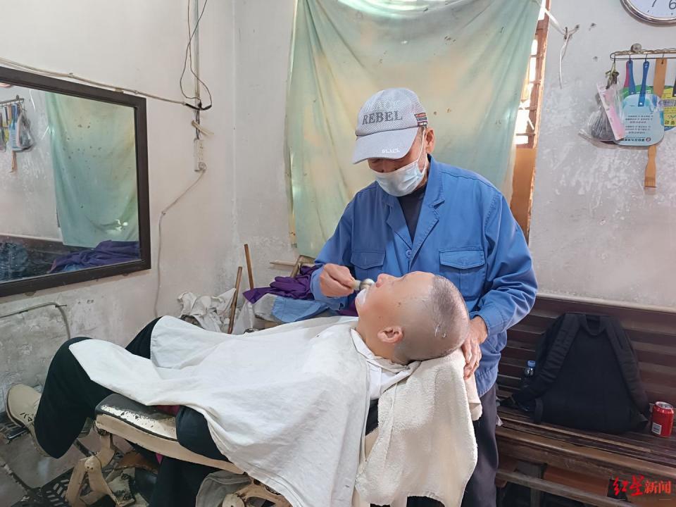 92岁理发师的"剃头人生":9岁当学徒,难丢手艺仍麻利,只收5元十年没