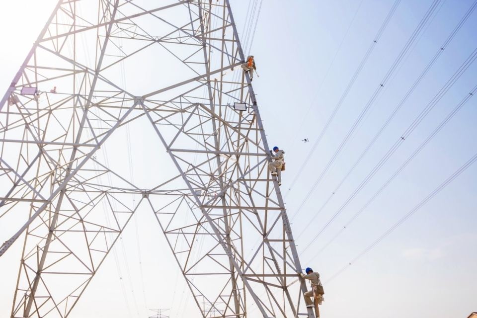 国网上海电力通过带电作业及时消除500千伏石行线紧急缺陷