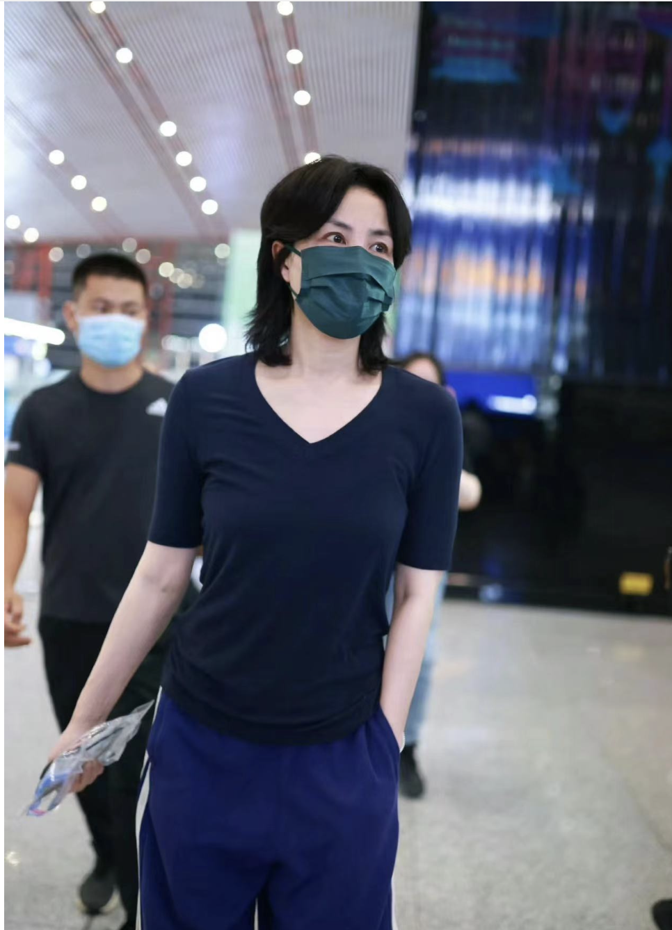 54岁王菲现状:深v短袖看着像30岁,而谢霆锋却越来越像谢贤了