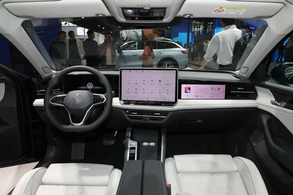 三联屏!新一代大众迈腾发布