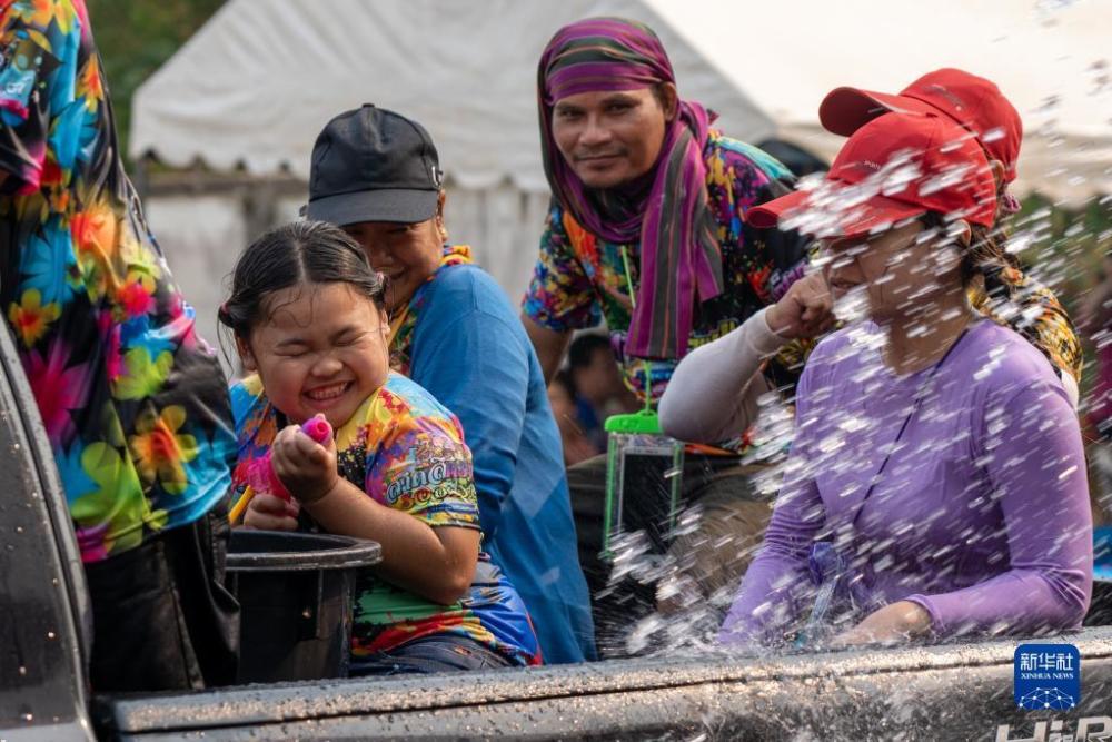 泰国廊开庆祝泼水节高清组图