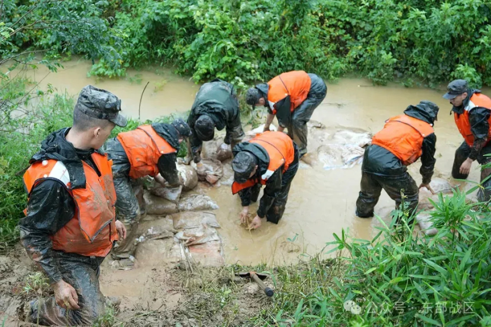 洪水中的军民鱼水情