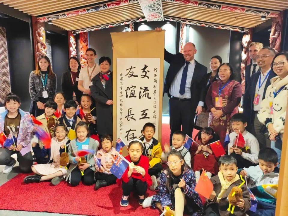 向世界讲好中国故事“小小外交官”走进新西兰驻华大使馆