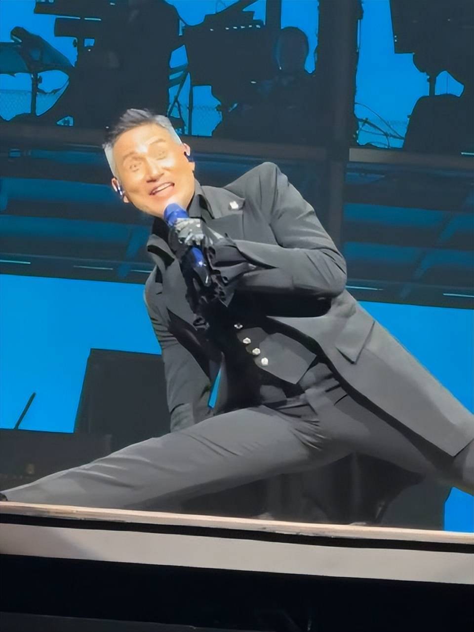 张学友太绝情开心唱跳吻别不提周海媚陈奕迅曾志伟撑场