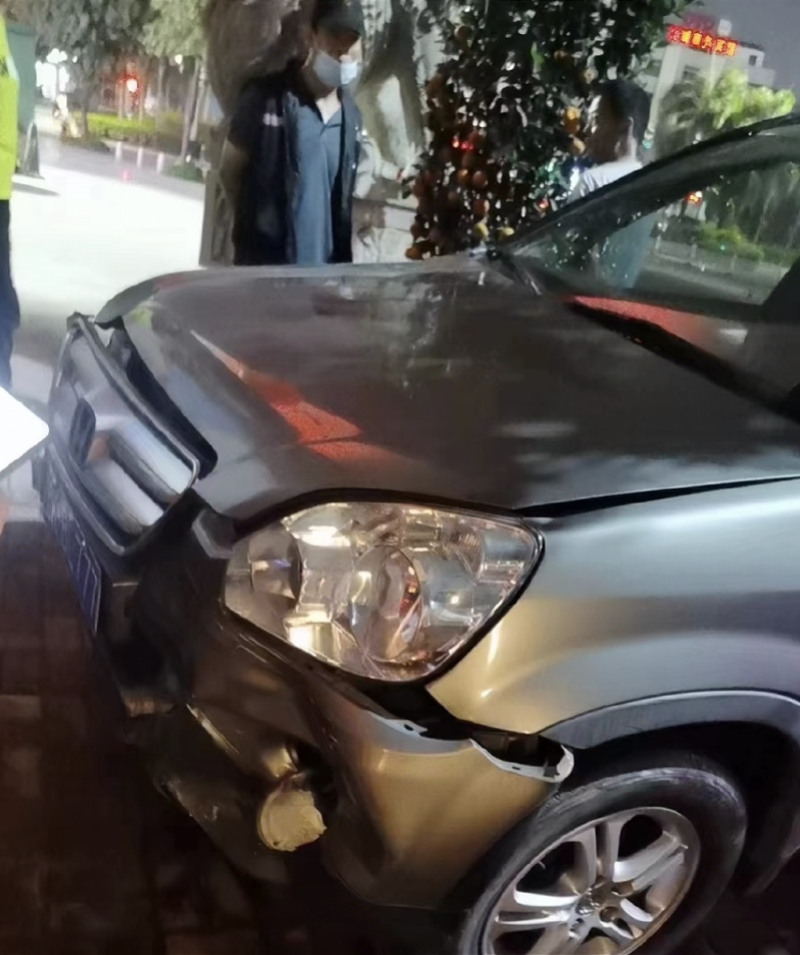 广西一小车撞上电动车致2死2伤!司机涉嫌酒驾已被警方控制