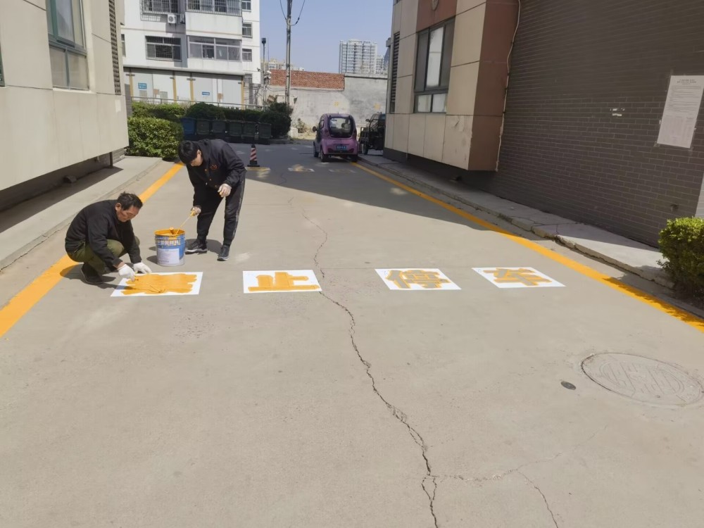 此次画线任务的重点就是对小区的消防通道标注划黄色禁止停车线和标注
