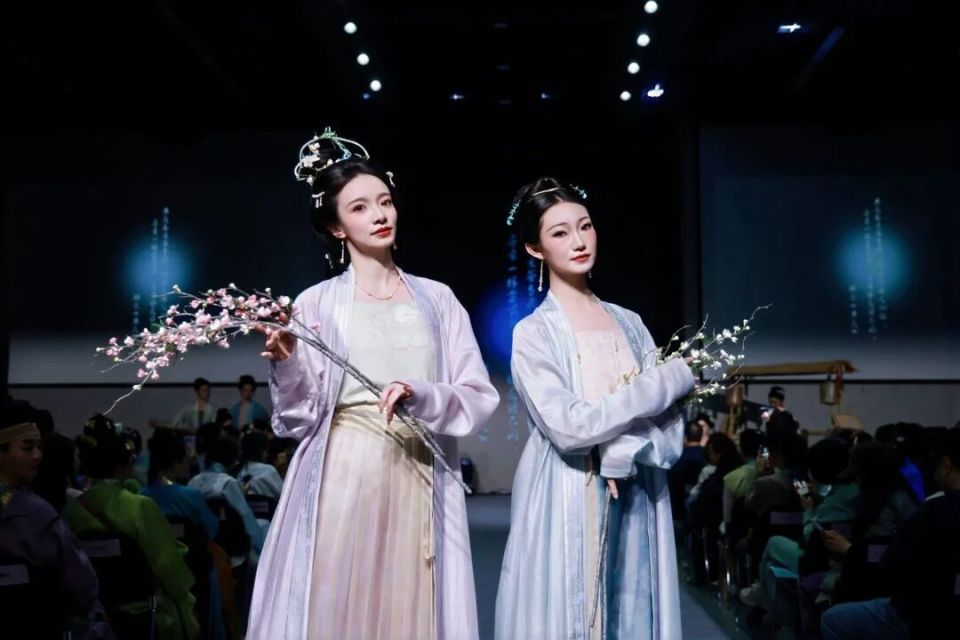 2026“国丝汉服月”在中国丝绸博物馆成功举办！_腾讯新闻