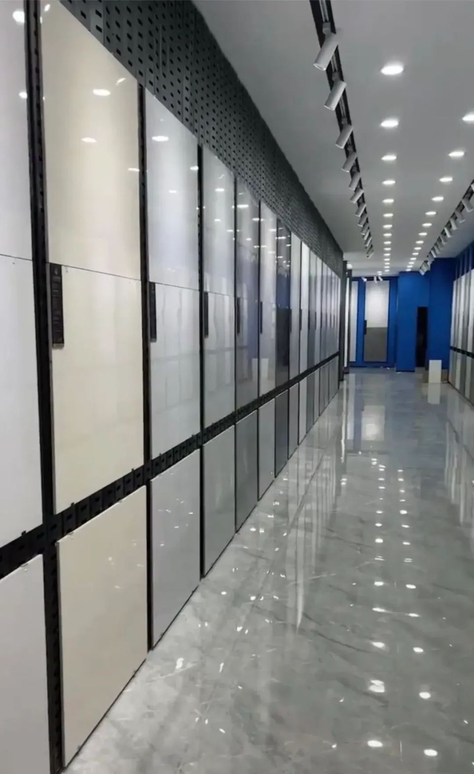 因为广东砖和小品牌的瓷砖从生产加工过程中原材料是不同的,广东砖