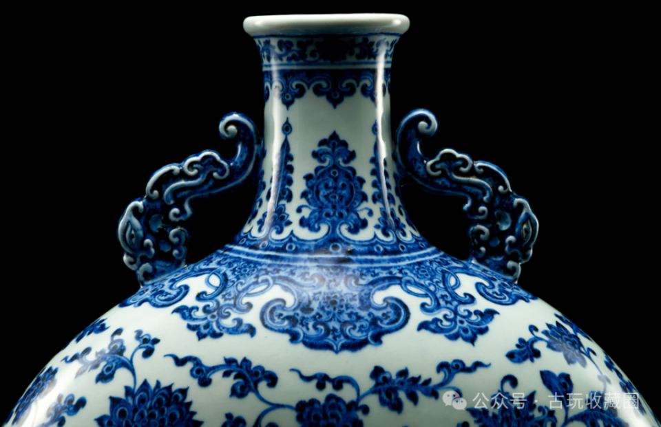 瓷器鉴赏：清雍正青花缠枝番莲纹双兽耳扁瓶-腾讯新闻