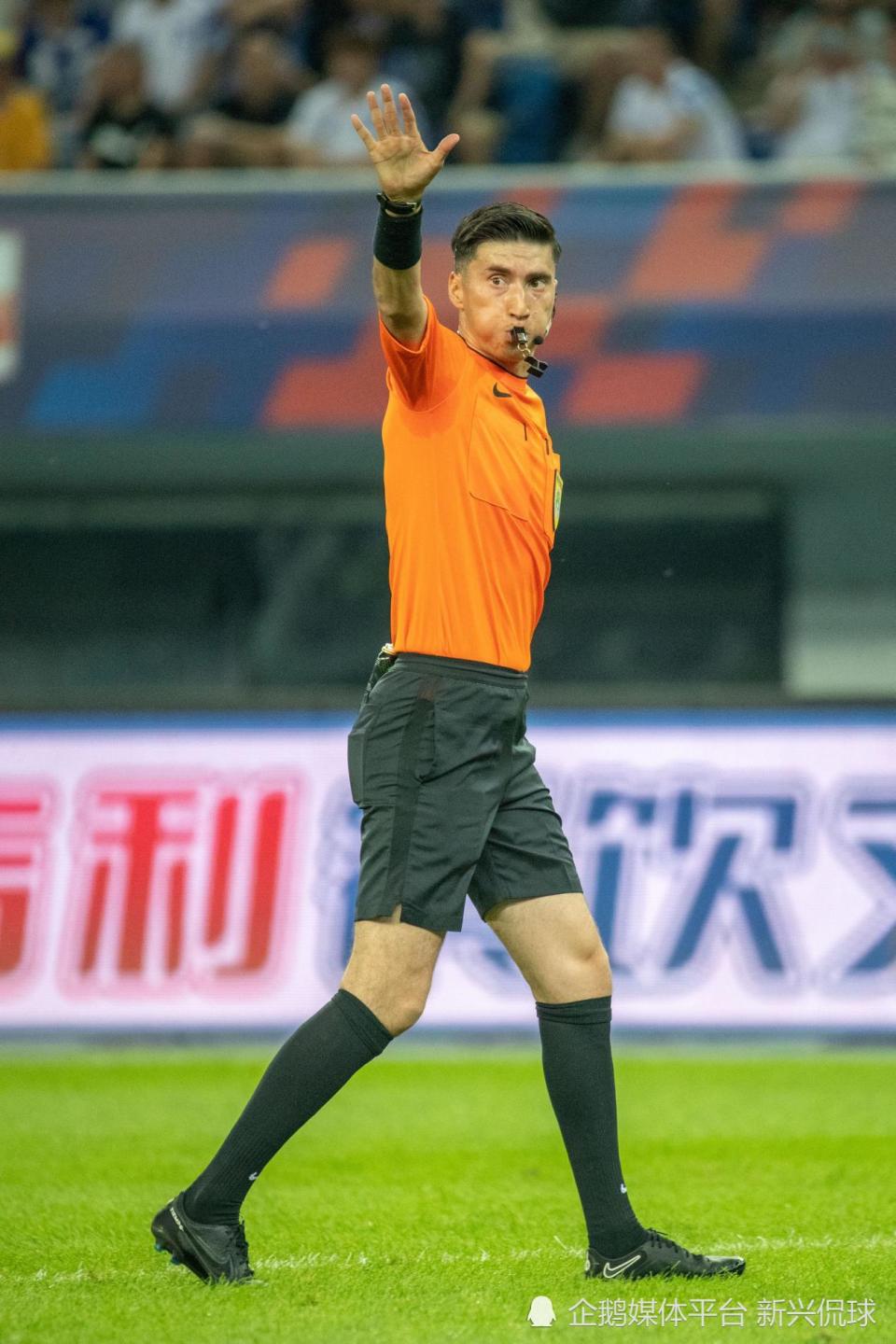 麦麦提江,新疆首位国际级足球裁判员会是他吗?