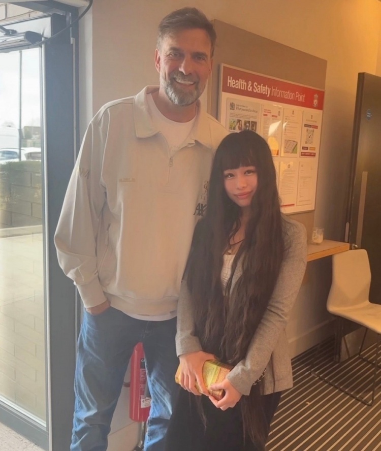 记者晒采访克洛普照:他表示目前还不是告别时,正专注争冠