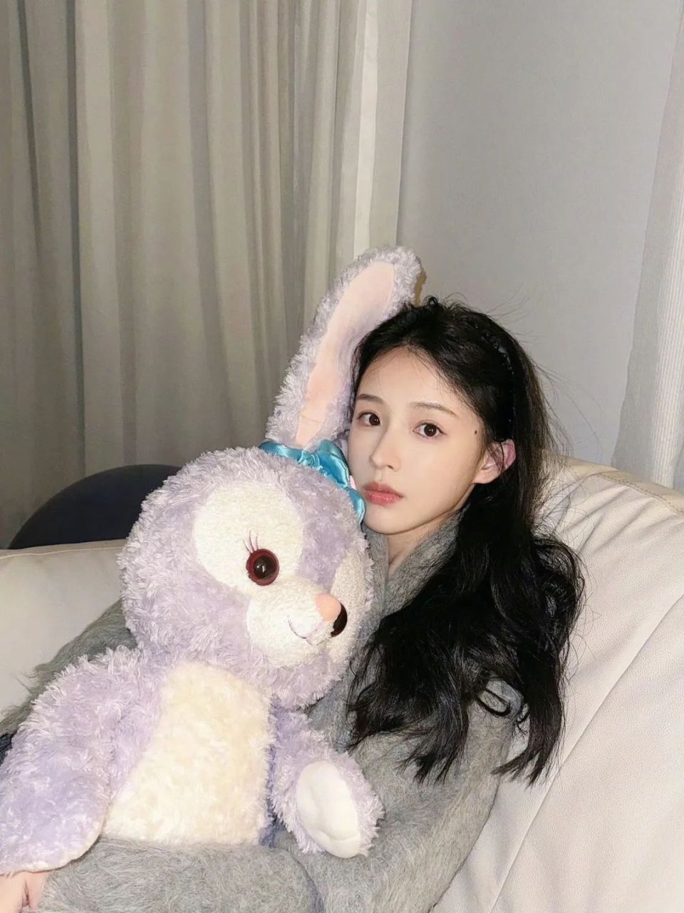 周二珂晒照神似女明星?露出马甲线,网友调侃眼睛都p手机上了!