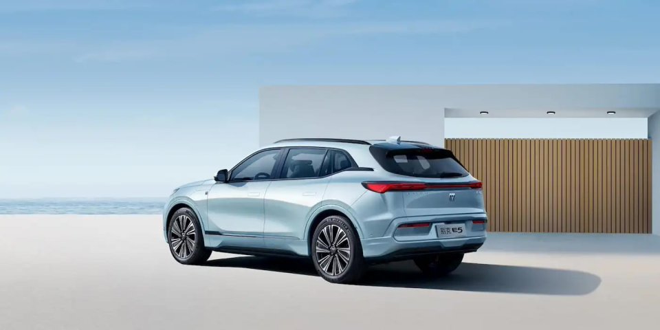 别克焕新品牌设计语言金色wildcatev电动汽车亮相