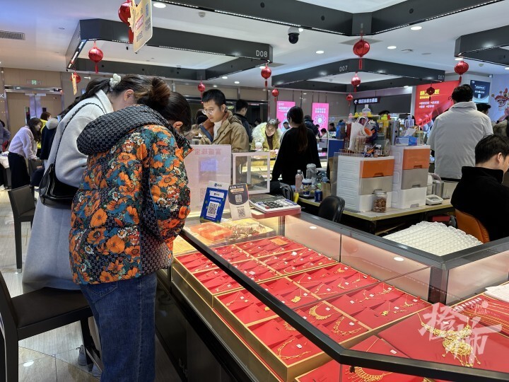 淘金人挤爆批发市场买金像买菜记者实探深圳水贝市场