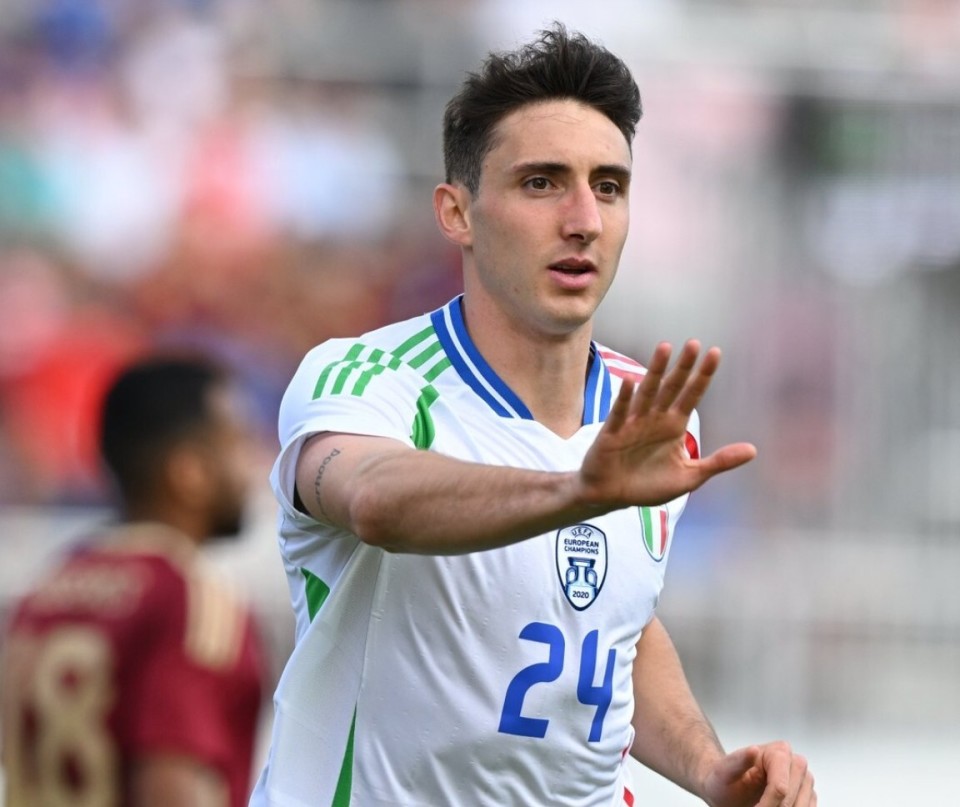 撒花尤文后卫坎比亚索上演意大利队处子秀并送出助攻