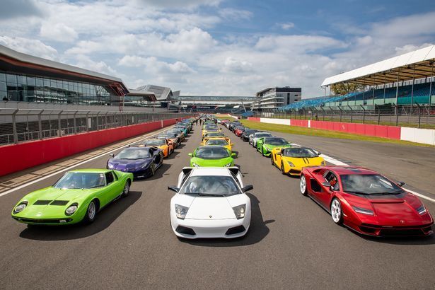 英国382辆超级跑车齐聚f1赛道场面壮观各种车型令人眼花缭乱