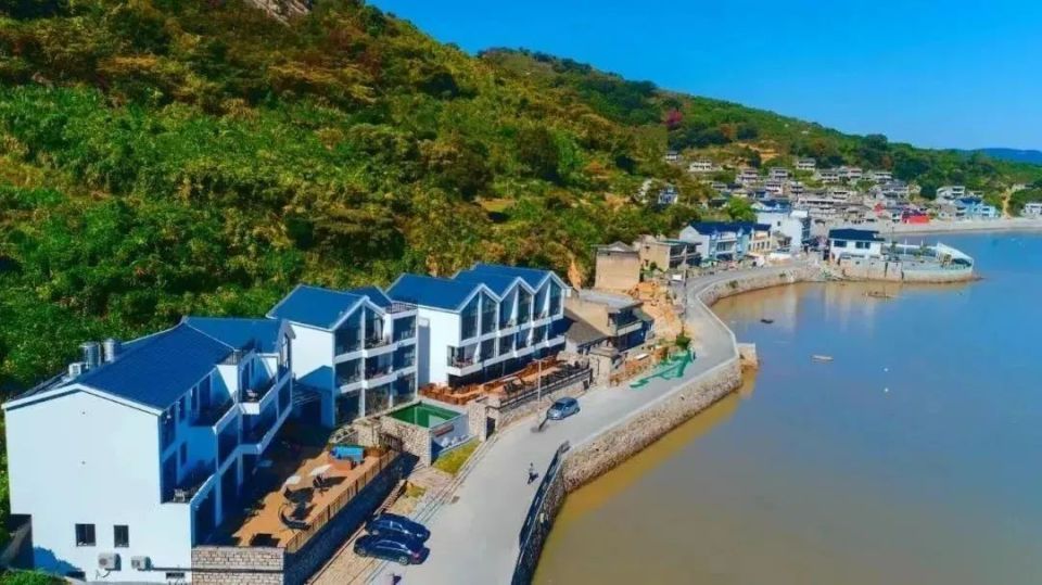 该游线串联了沙塘湾村,渔港古城,花岙岛等主要游玩点位,在美丽海滩上