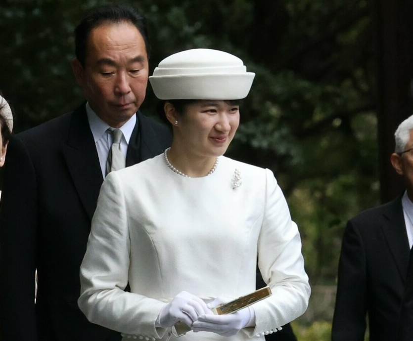 日本22岁爱子公主惊艳了！向祖先汇报已就职，端庄高贵越发像皇后_腾讯新闻