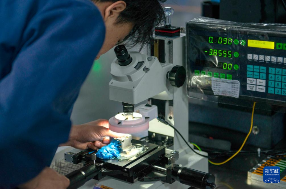 在广东鼎泰高科技术股份有限公司的生产车间,工作人员在调整钻头尺寸