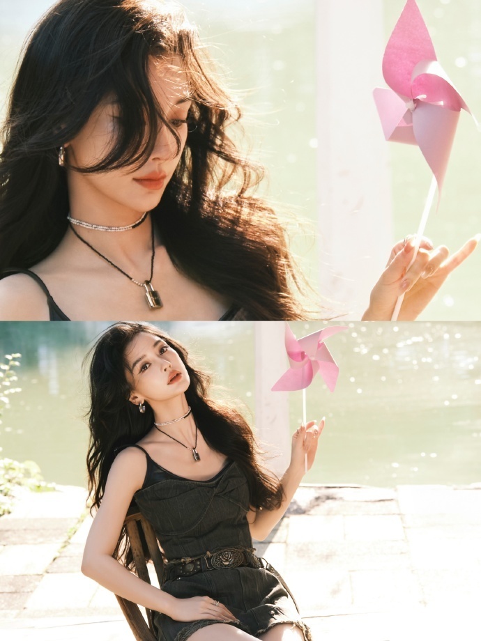 baby笑容甜美温柔,秀美腿细腰如初恋,手戴戒指表明感情现状