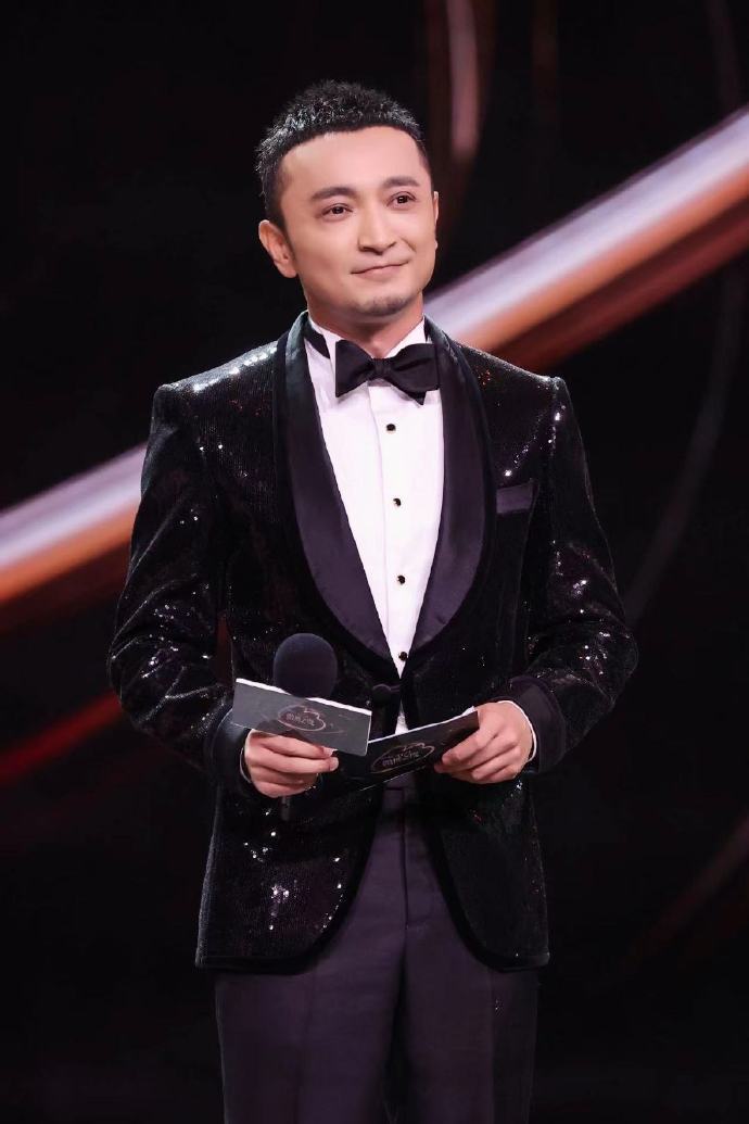 上海武康路街头偶遇央视主持尼格买提骑单车压马路好惬意