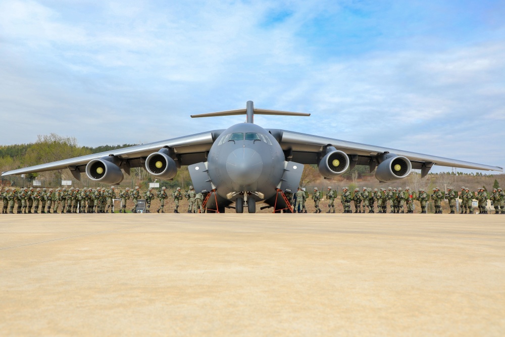 空降兵乘运-20跨昼夜集群伞降_腾讯新闻