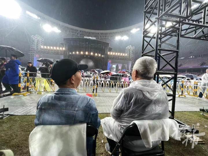 两位“西湖大爷”现身周杰伦杭州演唱会收官场，和周杰伦合唱《稻香》《东风破》