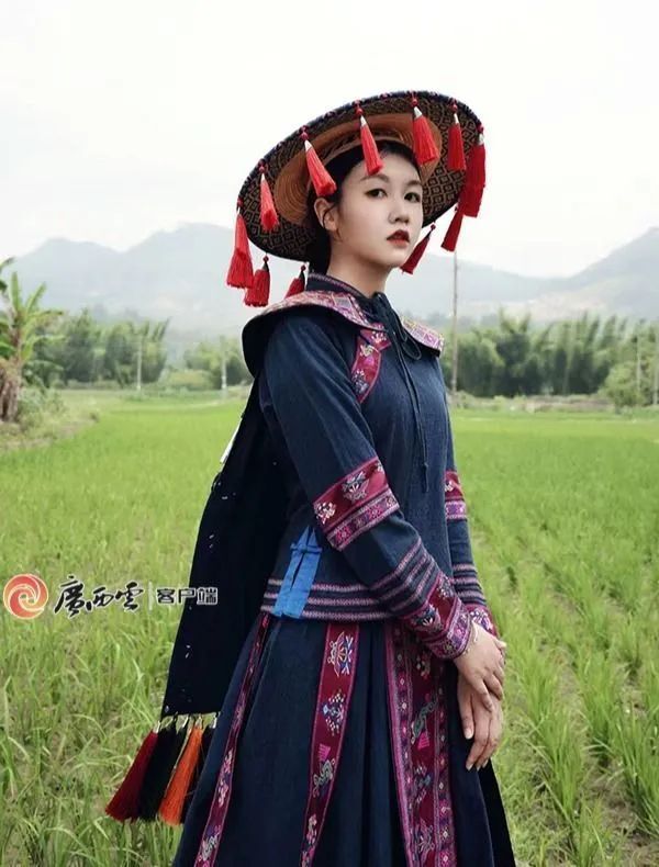 女孩展示毛南族服饰.