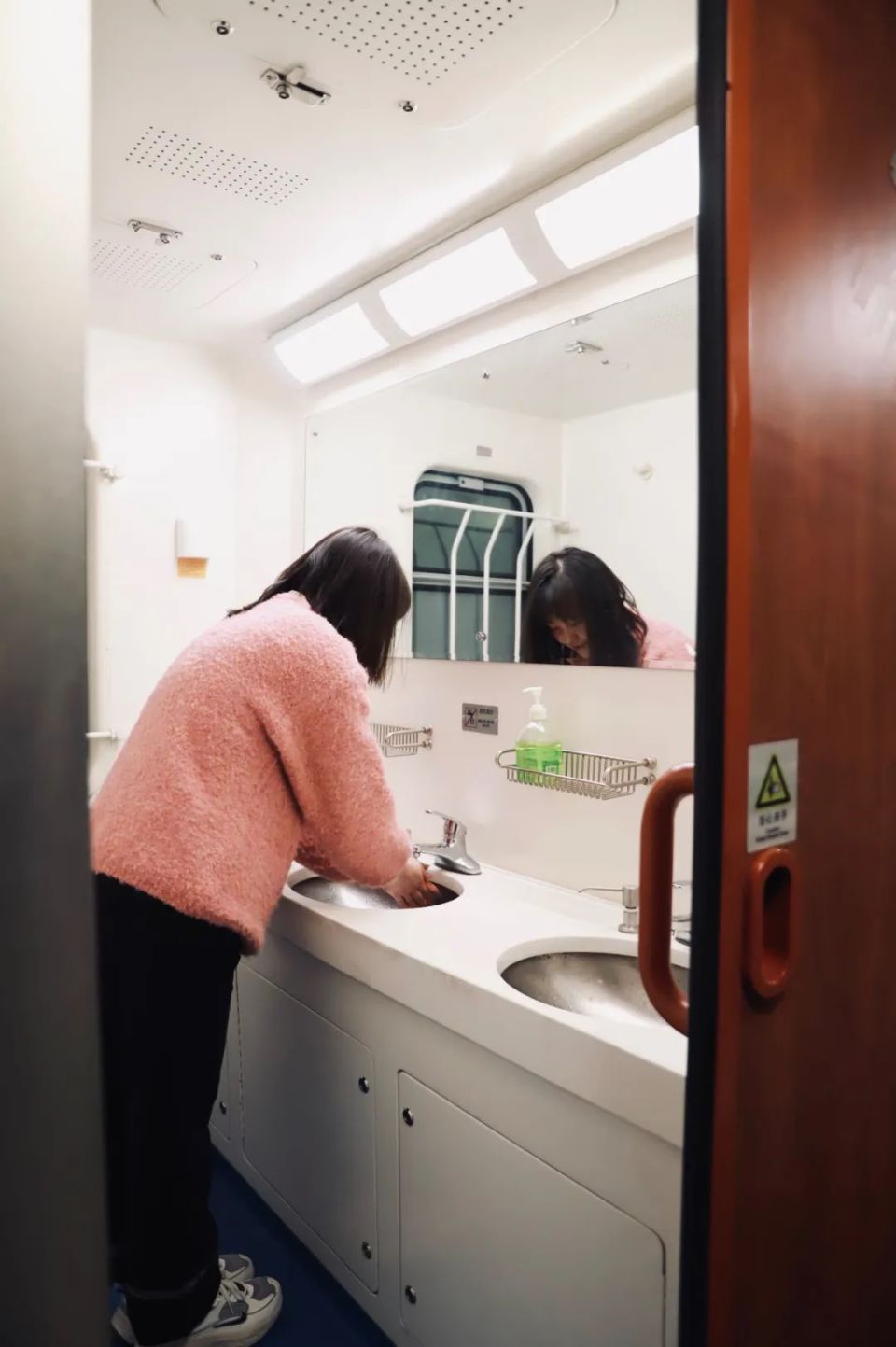 软卧每个车厢内有4个铺位