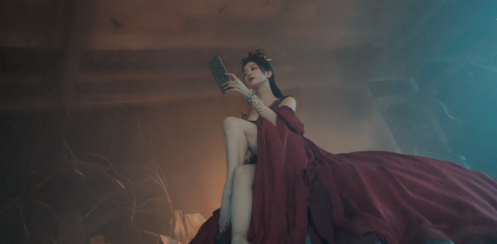 也许就是克拉拉饰演的夜天子,一出场就在那里搔首弄姿,穿着低胸古装