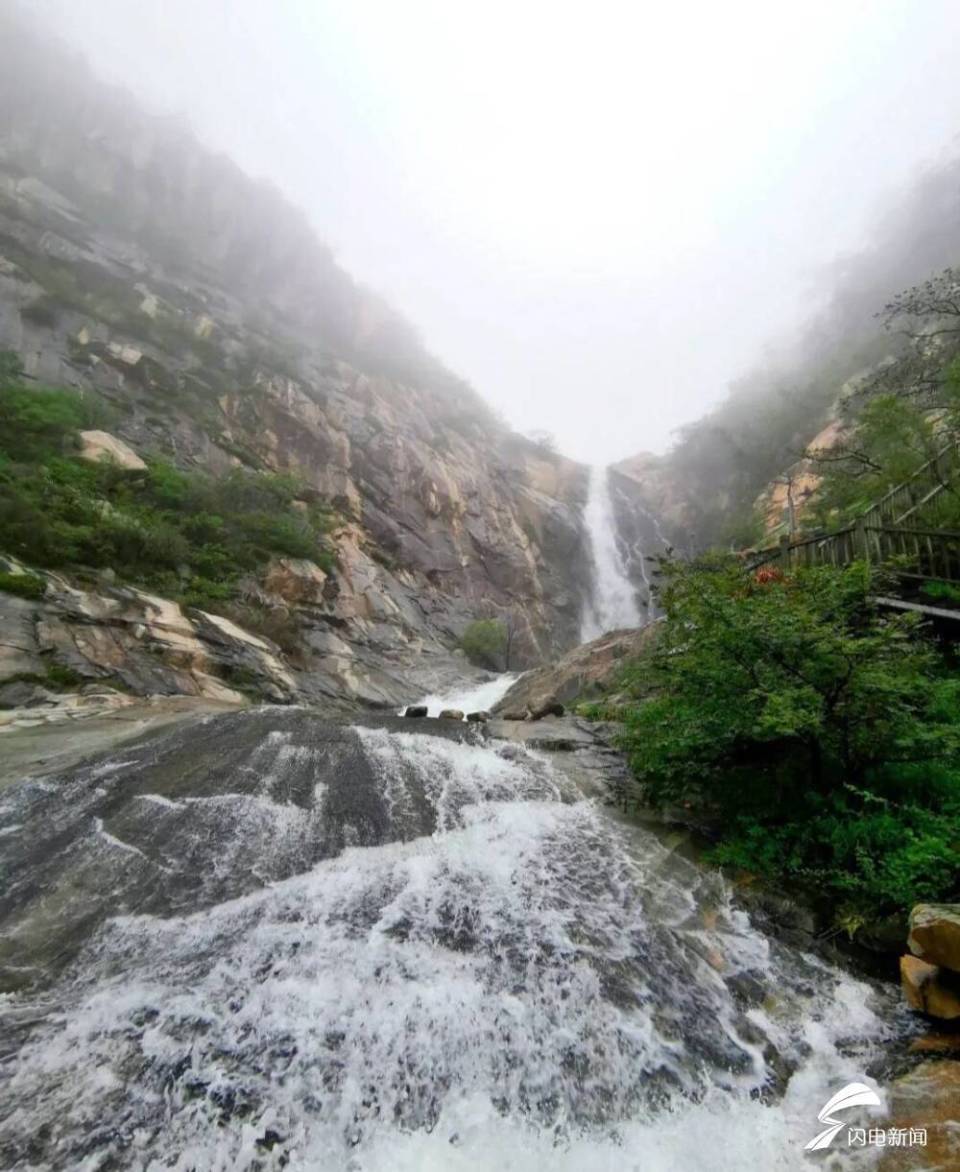 组图丨泰山天烛峰:群瀑争流 雾起云涌