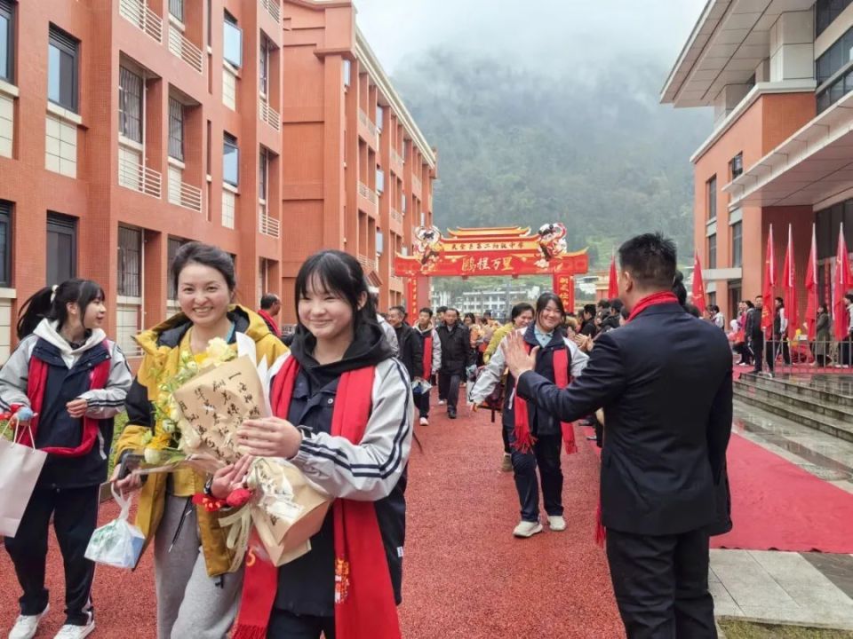 中考的信念,近日,天全县第二初级中学举行2025届中考百日冲刺誓师大会