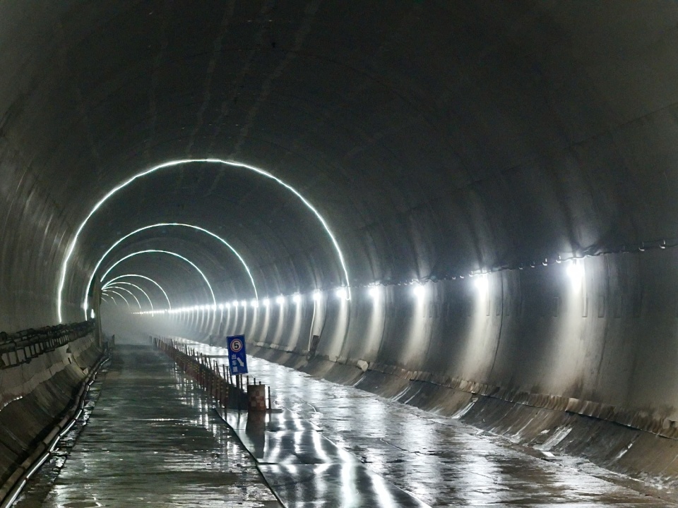 渝昆高铁云南段首座5公里以上隧道贯通