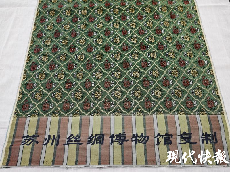 历时四年，故宫文物“绿地金斜方格彩色小菊花纹漳绒”在苏州成功复制_腾讯新闻