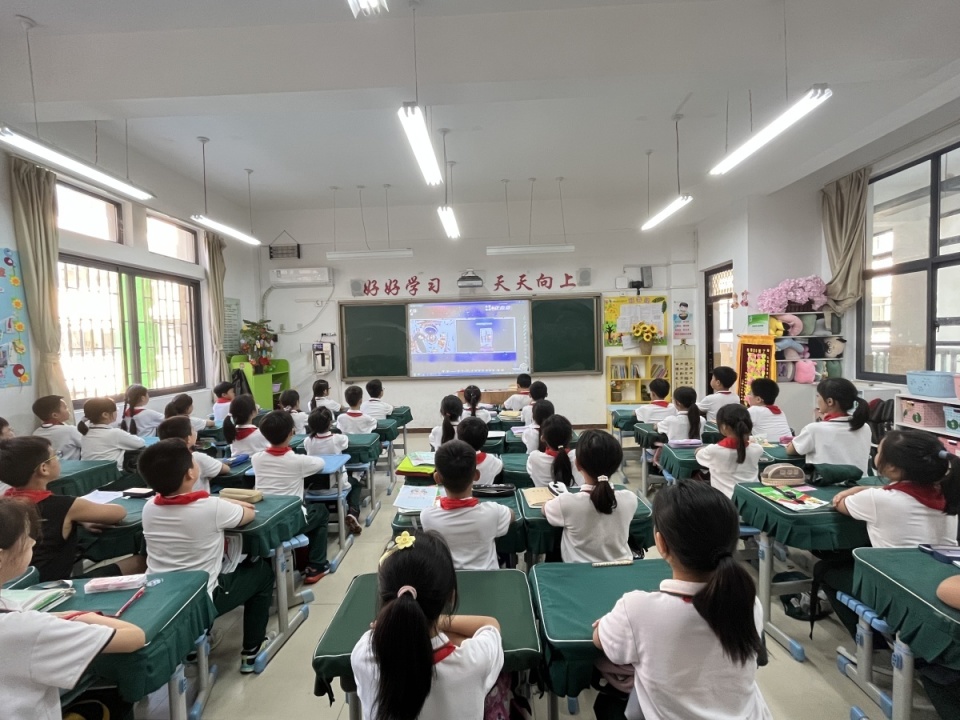 郑州小学生"天空课堂"上感受宇宙魅力