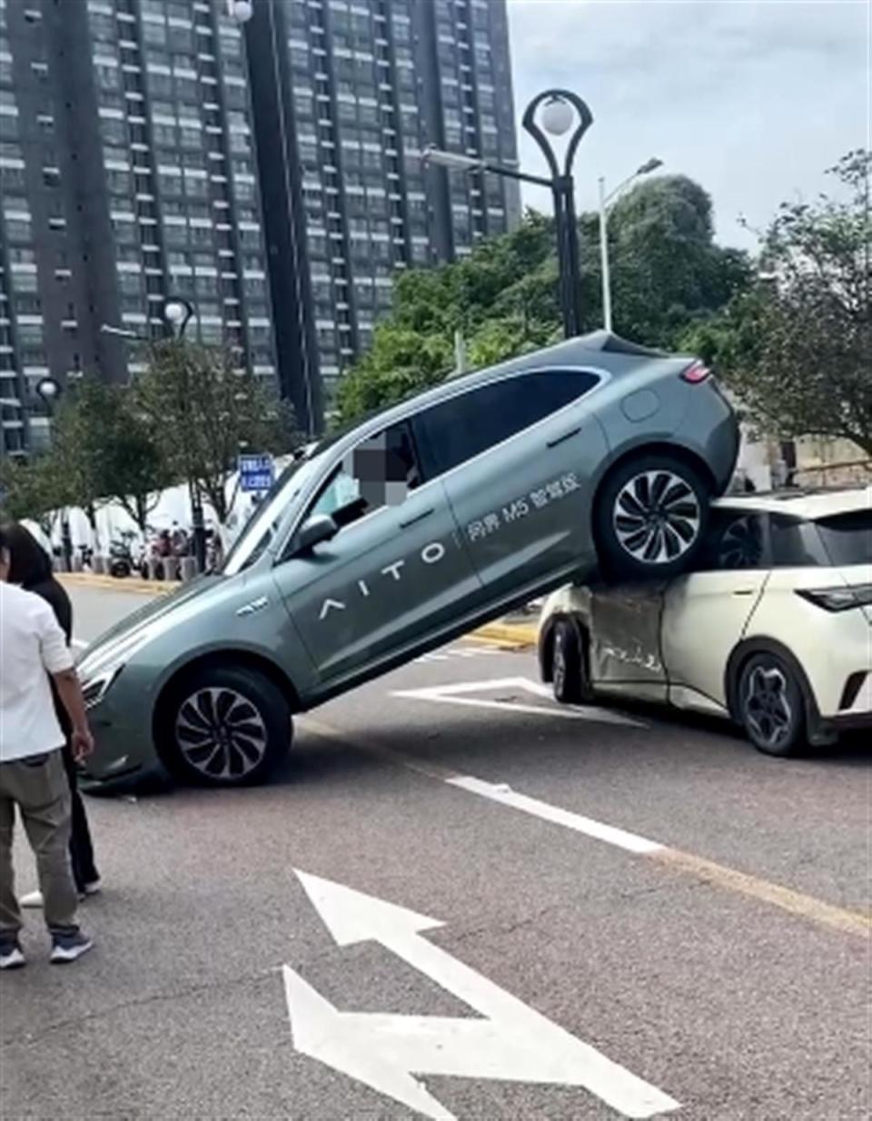 东莞一辆问界m5倒车骑上后车车顶官方试驾用户误操作导致车辆功能正常