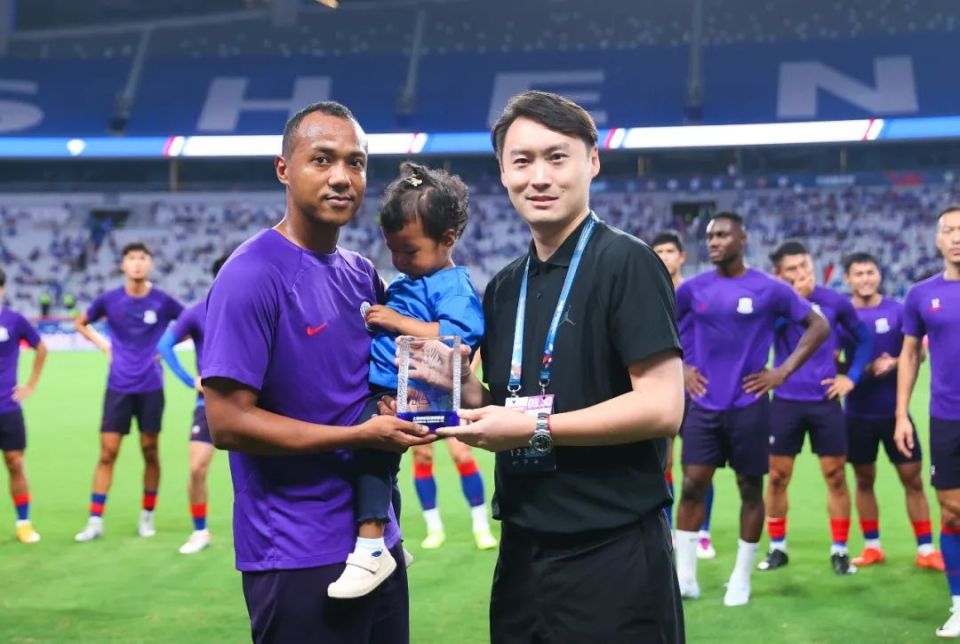 启程2023·荣耀时刻|申花俱乐部为艾迪举行联赛百场纪念仪式_腾讯新闻