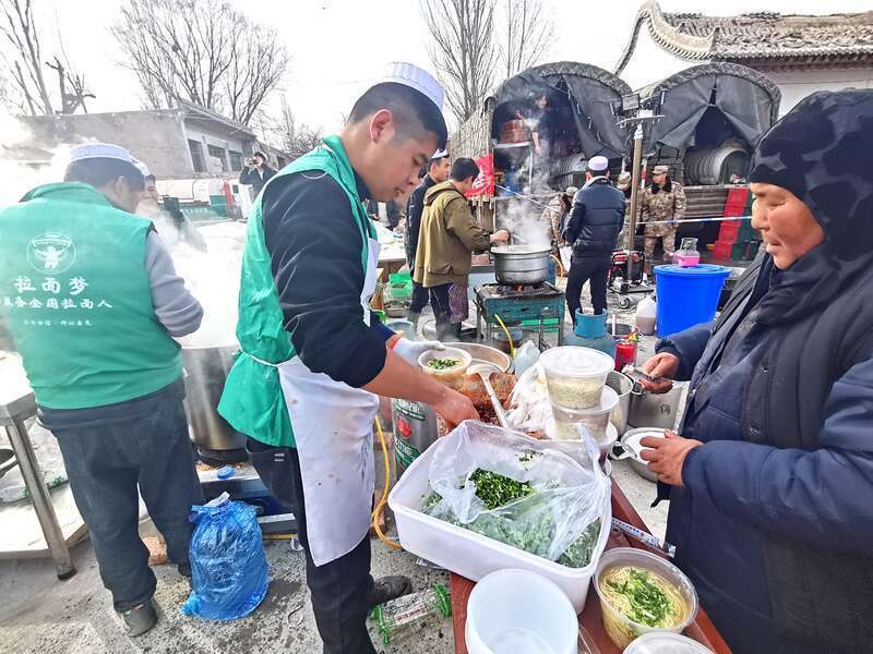 甘肅積石山地震災區有一種溫暖在寒冬裡傳遞