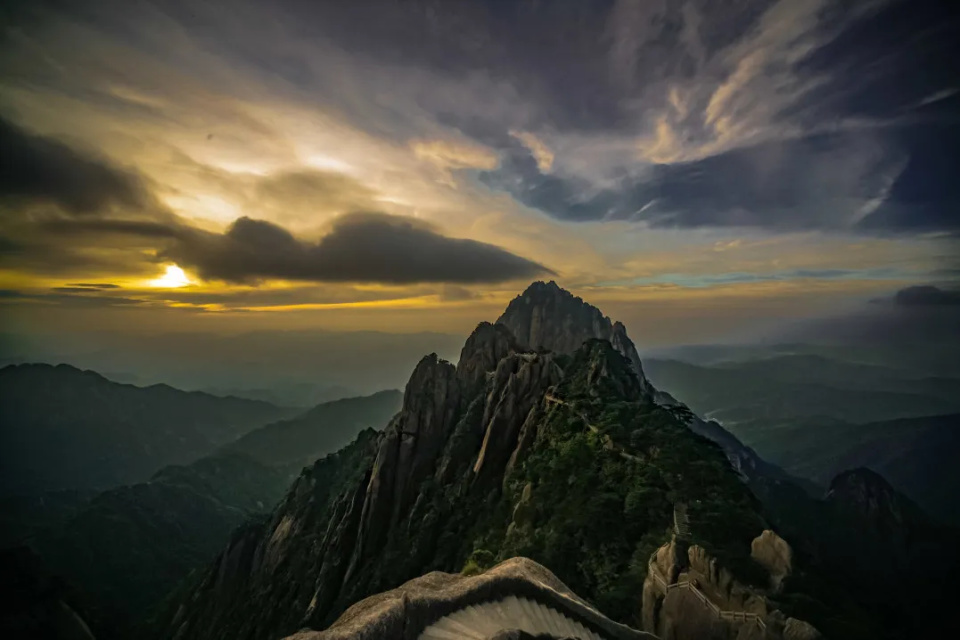 时隔五年,黄山天都峰今天恢复开放