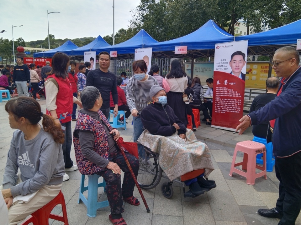 光明街道联合中山七院开展义诊进社区进小区系列公益活动