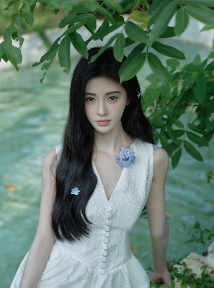 鞠婧祎穿蝴蝶裙仙气十足,气质清冷有韵味,与小羊羔同框超有爱