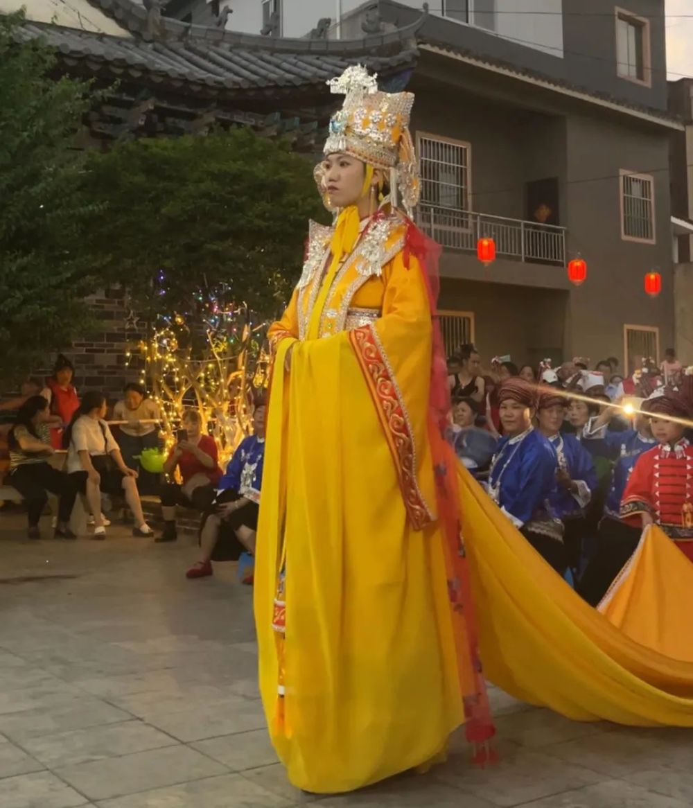中国旅游日·有一种叫云南的生活丨气场全开！“凤仪翟衣”惊艳亮相广南皇姑节_腾讯新闻