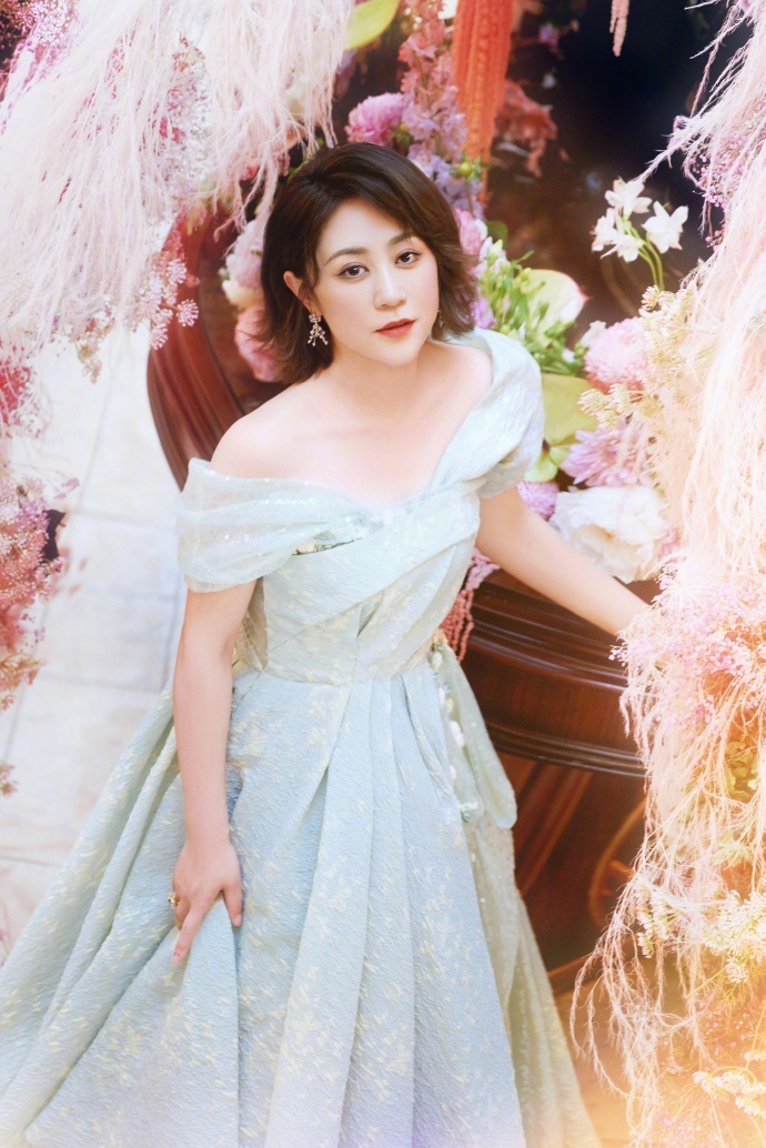 马丽微博晒九宫格美照庆生:祝我们都快乐享受当下,积极拥抱未来-腾讯