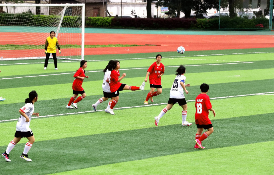 榕江县第二中学女子足球队员(白衣)与榕江县民族中学女子足球队员在